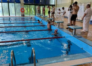 Un total de 83 aspirantes a socorrista realizan a proba de piscina en Ferrol