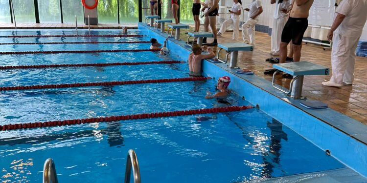 Un total de 83 aspirantes a socorrista realizan a proba de piscina en Ferrol