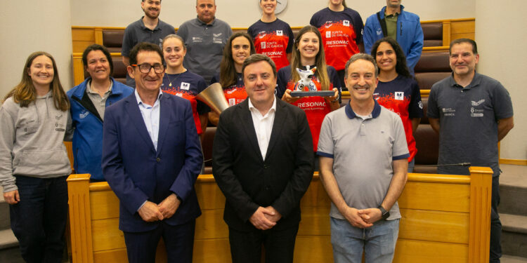 A Deputación recibe ás xogadoras do Maristas Coruña e do Victoria CF tras os seus históricos ascensos