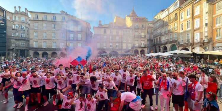 O Concello recibiu na Praza Maior a Unión Deportiva Ourense para celebrar o ascenso á Primeira Federación