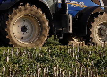 Un falecido en Carballo tras sufrir un accidente co tractor que manexaba