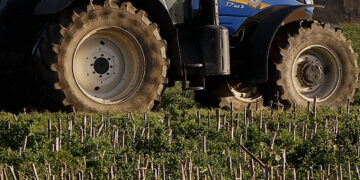 Un falecido en Carballo tras sufrir un accidente co tractor que manexaba