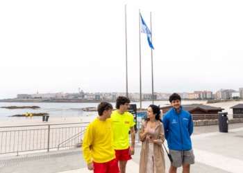 A Coruña arrinca a tempada de praias co izado da bandeira azul en Riazor