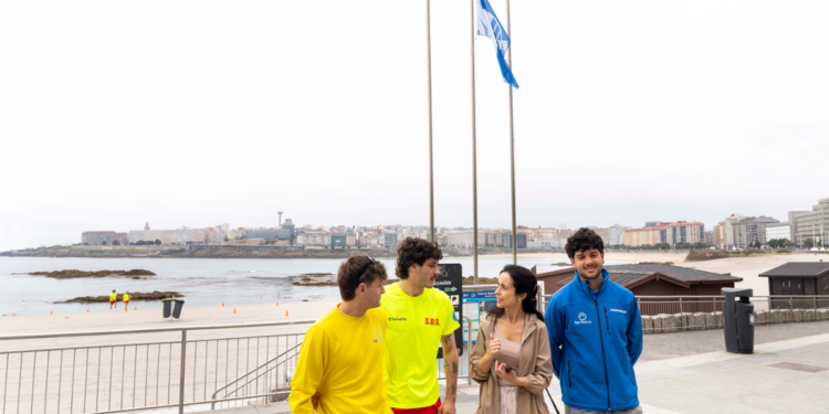 A Coruña arrinca a tempada de praias co izado da bandeira azul en Riazor