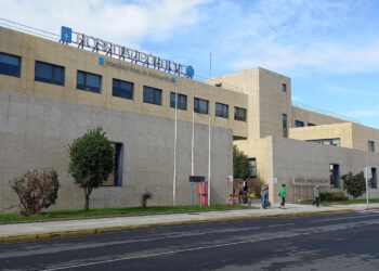 Un home resulta ferido en Cee logo de envorcar co tractor que manexaba