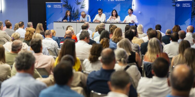 Paula Prado chama aos coruñeses a «intensificar o traballo» para consolidar as 42 alcaldías populares e ir a por máis no 2027