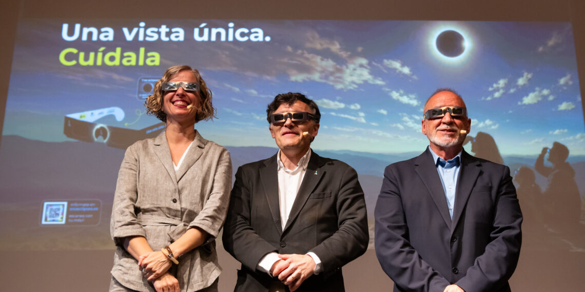 El Gobierno y el Grupo Social ONCE repartirán de manera gratuita dos millones de gafas seguras para ver el eclipse total de sol del 12 de agosto