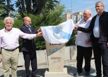 Ourense celebra el centenario del Camiño de Nós con un hito de piedra junto al Puente Nuevo