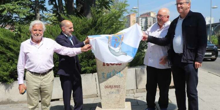 Ourense celebra el centenario del Camiño de Nós con un hito de piedra junto al Puente Nuevo