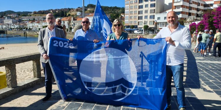 Baiona iza la bandera zul en sus seis playas