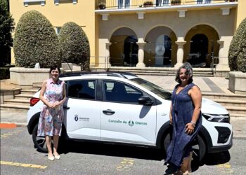 A Deputación entrega ao Concello de Oleiros un novo vehículo para reforzar os Servizos Sociais do municipio