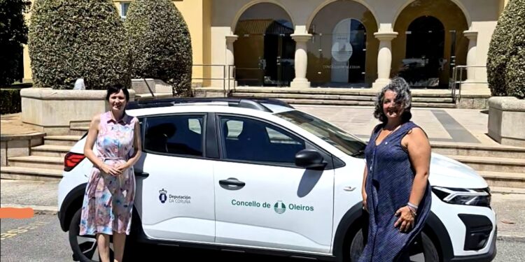 A Deputación entrega ao Concello de Oleiros un novo vehículo para reforzar os Servizos Sociais do municipio
