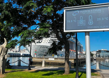 La Autoridad Portuaria de A Coruña instala un nuevo panel informativo digital en la plataforma náutica de O Parrote