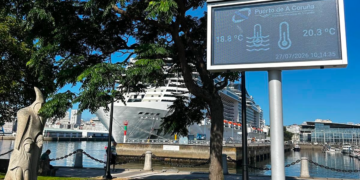 La Autoridad Portuaria de A Coruña instala un nuevo panel informativo digital en la plataforma náutica de O Parrote