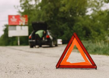 Los seis errores que nunca debes cometer al parar en el arcén si tienes una avería este verano