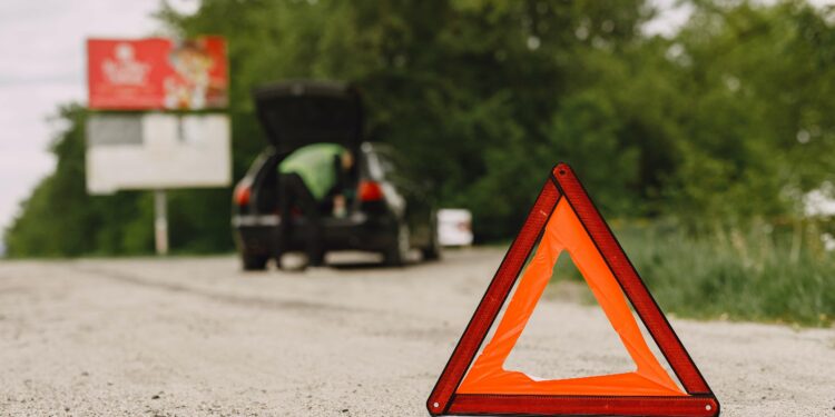 Los seis errores que nunca debes cometer al parar en el arcén si tienes una avería este verano