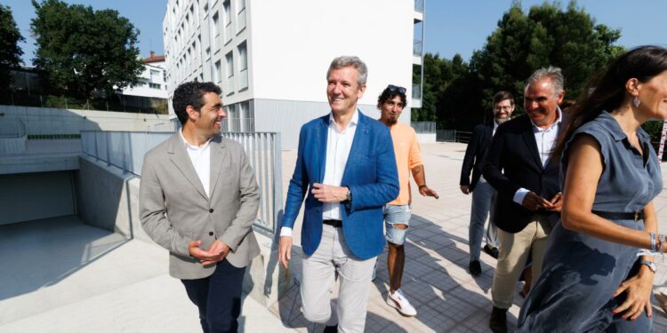 La Xunta entrega en Pontevedra las primeras 74 llaves de las 4.000 nuevas viviendas públicas comprometidas esta legislatura