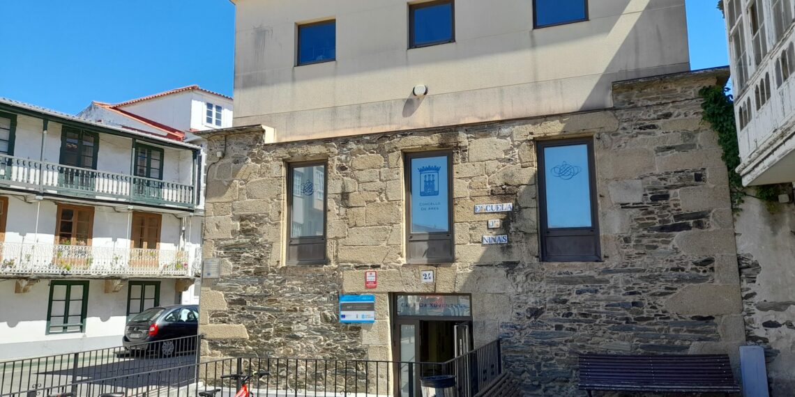 A obra pictórica do aresán Ramón Casteleiro exponse na Casa da Xuventude Municipal