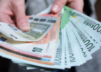 Ayudas para mayores de 50 años en 2026: todas las prestaciones, subsidios y beneficios disponibles