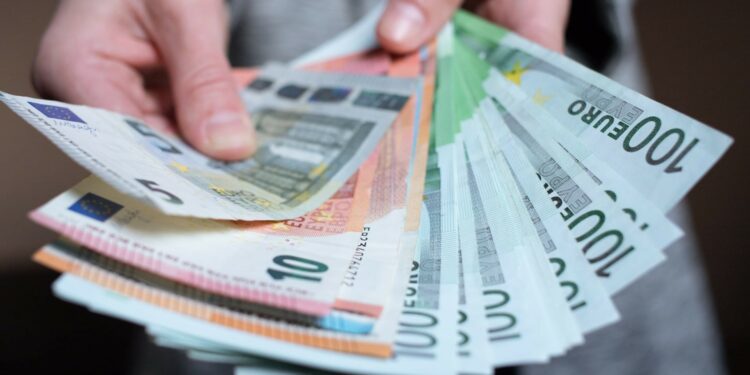 Ayudas para mayores de 50 años en 2026: todas las prestaciones, subsidios y beneficios disponibles