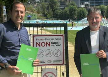 O Concello e a Asociación contra o Cancro presentan o novo espazo sen fume nas piscinas municipais de Oira
