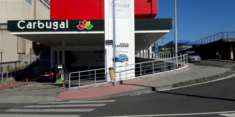 Cuatro de cada diez conductores en Galicia ya eligen las gasolineras de bajo precio como primera opción