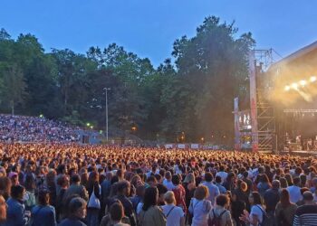 Colas para Abraham Mateo en Castrelos: entradas agotadas y miles de fans en Vigo
