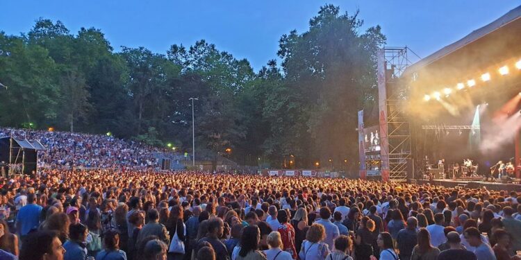 Colas para Abraham Mateo en Castrelos: entradas agotadas y miles de fans en Vigo
