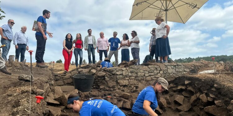 Unha peza dun colar de posible orixe grega entre os achados da cuarta campaña arqueolóxica no castro de Esmelle