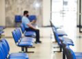 La lista de espera de la dependencia acelera su descenso y baja un 21% en el último año