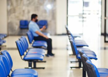 La lista de espera de la dependencia acelera su descenso y baja un 21% en el último año