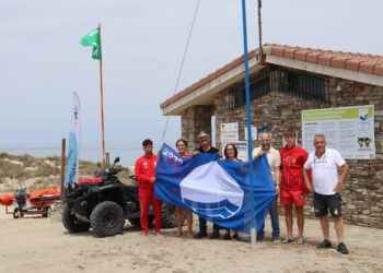 O Concello de Carballo iza as súas bandeiras azuis