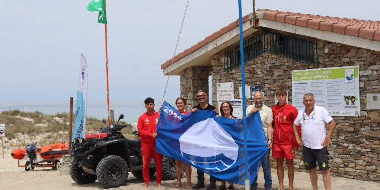 O Concello de Carballo iza as súas bandeiras azuis