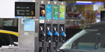 El combustible sube desde mañana en España: llenar el depósito costará hasta 3 euros más y dispara la preocupación entre los conductores