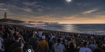 A Coruña después del eclipse: 225.000 personas, hoteles al 99% y más de 83.000 vehículos