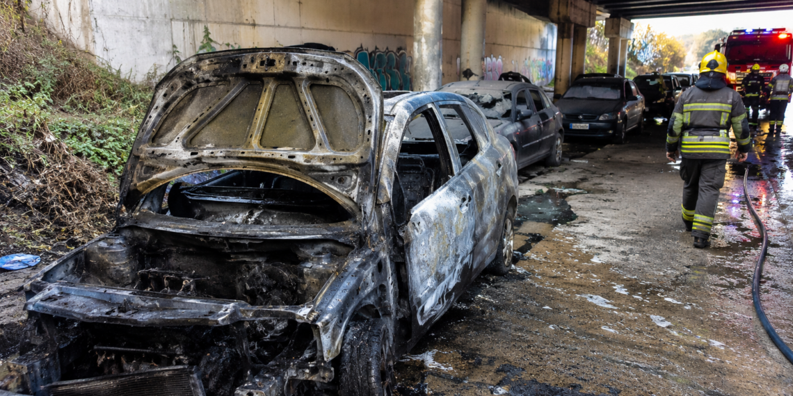 El barrio de Pontevedra que vive rodeado de coches abandonados: uno ardió después de meses de avisos de los vecinos