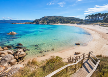 Las 12 playas gallegas con Bandera Azul menos masificadas para disfrutar este verano