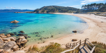 Las 12 playas gallegas con Bandera Azul menos masificadas para disfrutar este verano