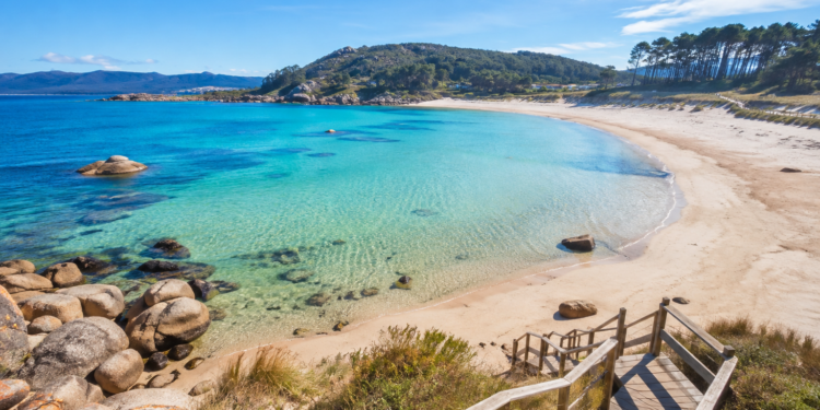 Las 12 playas gallegas con Bandera Azul menos masificadas para disfrutar este verano