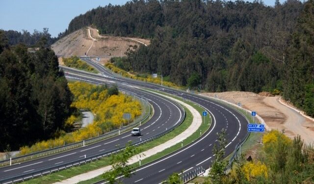 Transportes invierte 1,4 millones de euros en reparar dos taludes de la autovía A-54 en Guntín (Lugo)