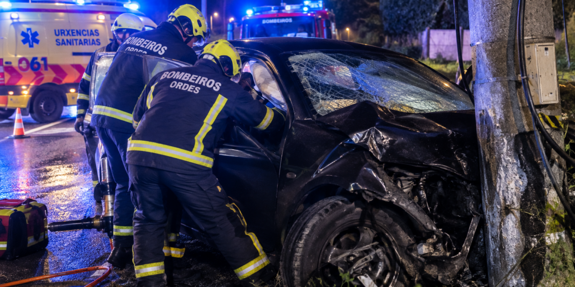 Dos accidentes en Galicia: un conductor queda atrapado tras chocar contra un poste en Ordes