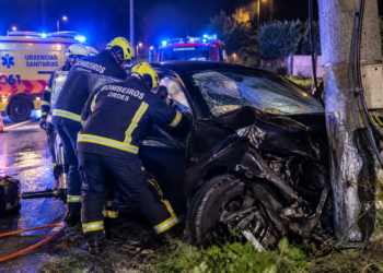 Dos accidentes en Galicia: un conductor queda atrapado tras chocar contra un poste en Ordes