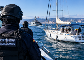 Interceptan un velero con 2.000 kilos de cocaína a 400 millas de Galicia y lo trasladan al puerto de Vigo