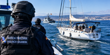 Interceptan un velero con 2.000 kilos de cocaína a 400 millas de Galicia y lo trasladan al puerto de Vigo