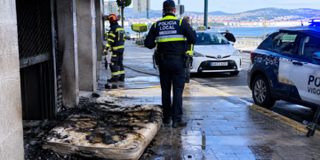 Prende fuego al colchón de un hombre mientras dormía en Vigo y un taxista evita una tragedia: hay un detenido