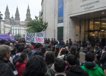 Boicot a Vox en Santiago: cientos de personas bloquean un acto con Jorge Buxadé