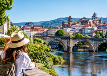 Ourense bate cifras turísticas en agosto: máis de 15.000 visitantes e case 30.000 pernoctacións