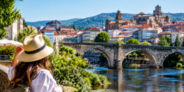 Ourense bate cifras turísticas en agosto: máis de 15.000 visitantes e case 30.000 pernoctacións