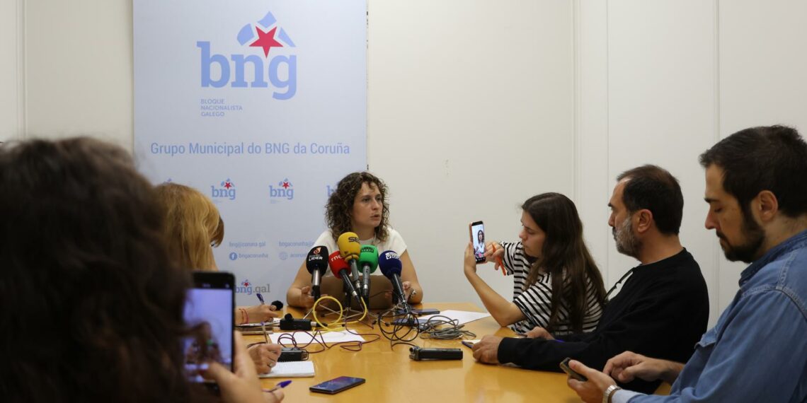 Avia Veira, portavoz del BNG en A Coruña, durante la lectura de la carta enviada a la alcaldesa Inés Rey sobre los presupuestos.
