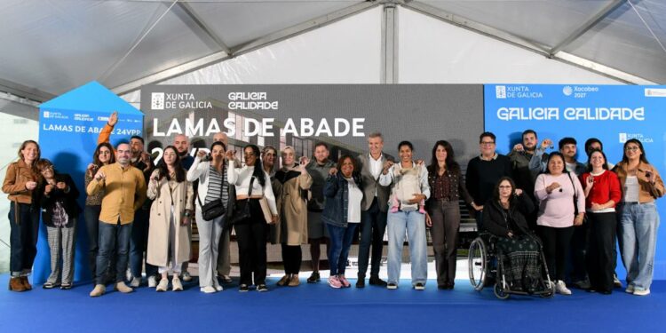 24 familias reciben as chaves das novas vivendas públicas de Lamas de Abade en Santiago